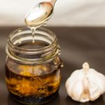 Как приготовить чесночномедовую подкормку . Чеснок и мед